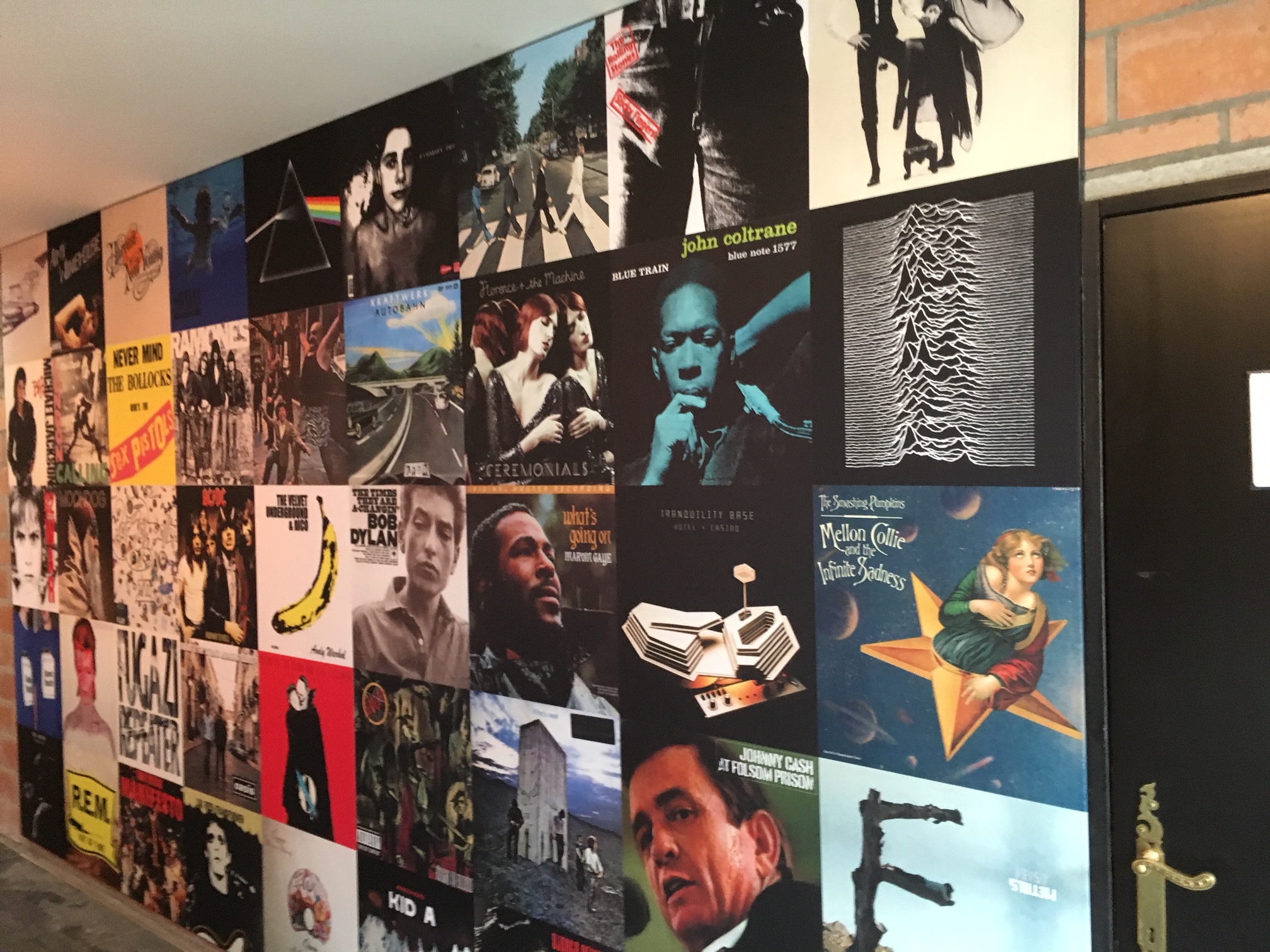 Betere akoestiek in caf&eacute; De Ververie in Kuurne met een akoestische LP-wand